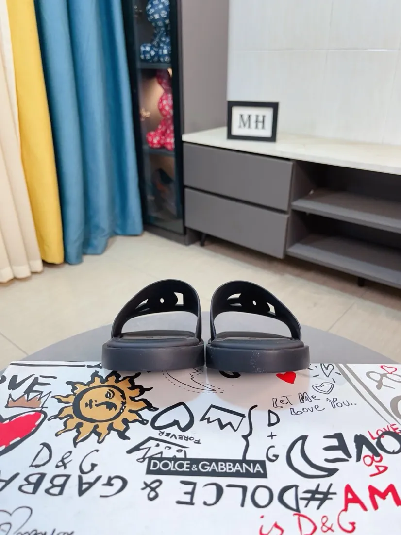Men's shoes 💰280🌹🌹 (dg) New men's slippers, high-end boutique, leather puff upper with exquisite embossed logo decoration, fine workmanship, super soft sole, casual, loose and comfortable, a must-have in summer! \nsize：38-44